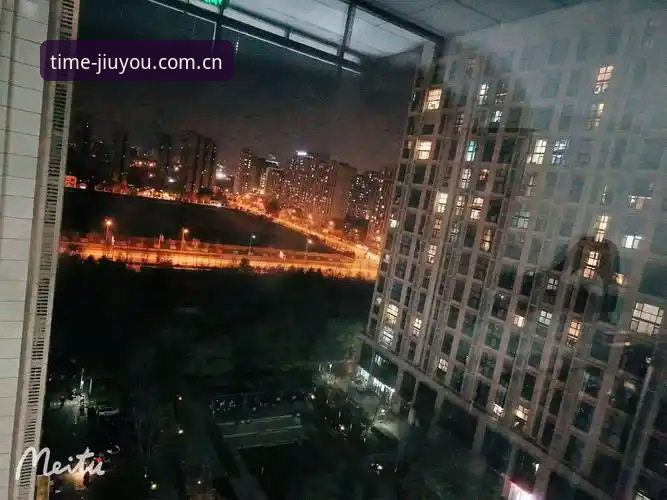 时空行手机版对比 凌晨两点十七分,我在上海虹桥某酒店的走廊里,碰见了拖着行李箱正在找充电口的周婷。她是从深圳飞过来的,手机屏幕上还亮着shikongxing时空行赛事数据界面。“今晚有场凌晨三点的欧冠资格赛,我想在进场前把两队的近期交锋数据再核对一遍。”她一边说着,一边用拇指快速划过屏幕,那股专注劲儿,完全不像是来看球的,倒像个在盘库的会计。她抬头看我一眼,笑了笑:“你们做记者的,是不是也习惯在赛前把数据板上所有的数字都吞进肚子里?”我还没来得及回答,她已经把手机屏翻转过来——那是一张可以横向拖拽的实时赔率变动图,橙色和蓝色的线条在一个坐标轴里上下撕咬。